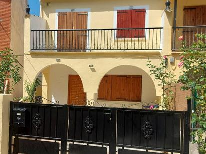 Vista exterior de Casa adosada en venda en Navaluenga amb Calefacció, Terrassa i Moblat