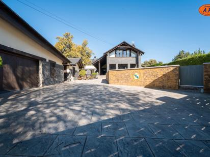 Vista exterior de Casa o xalet en venda en Villalbilla amb Aire condicionat, Calefacció i Jardí privat