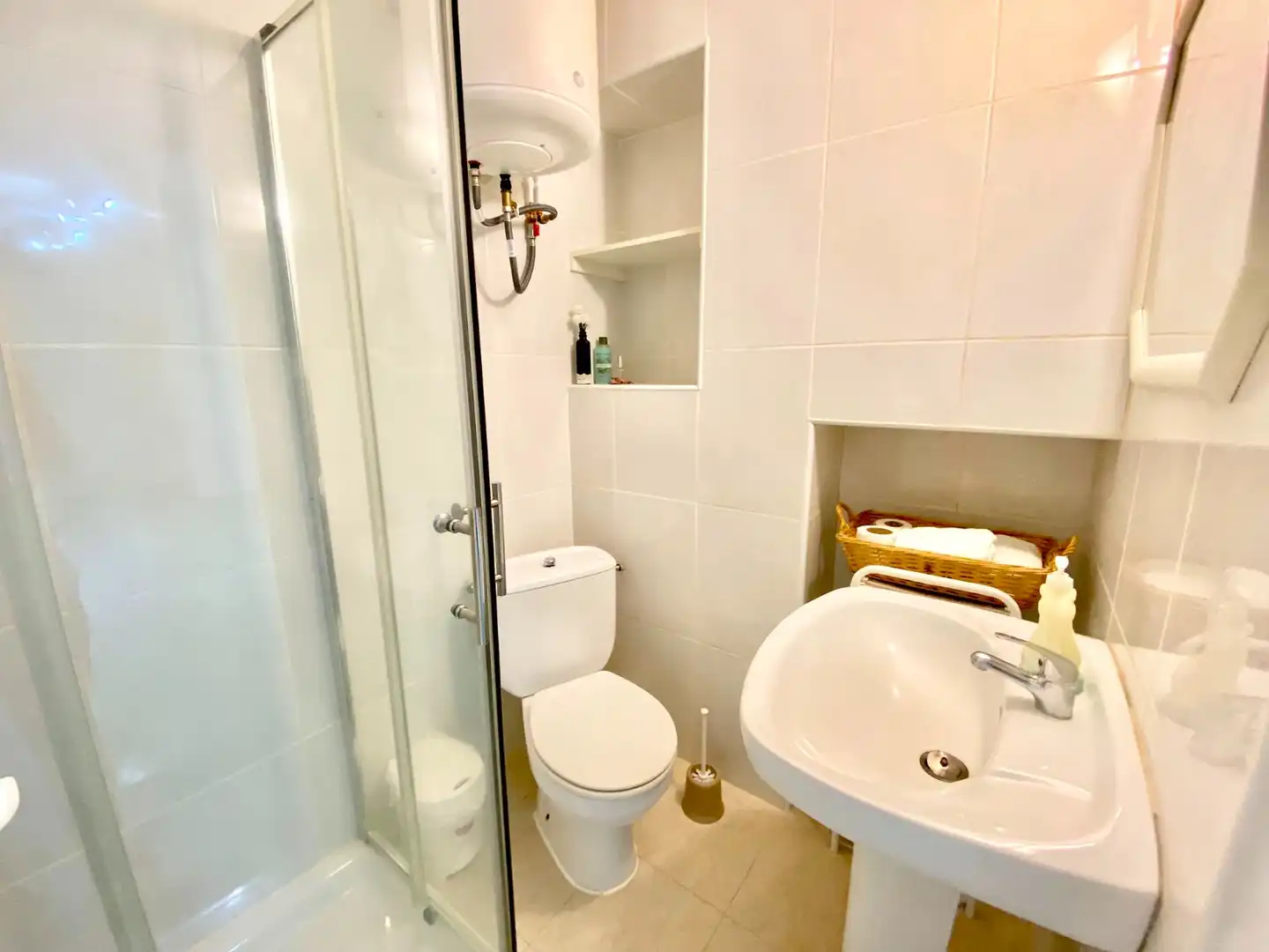 Badezimmer von Wohnungen zum Verkauf in Alicante / Alacant mit Klimaanlage und Fernseher