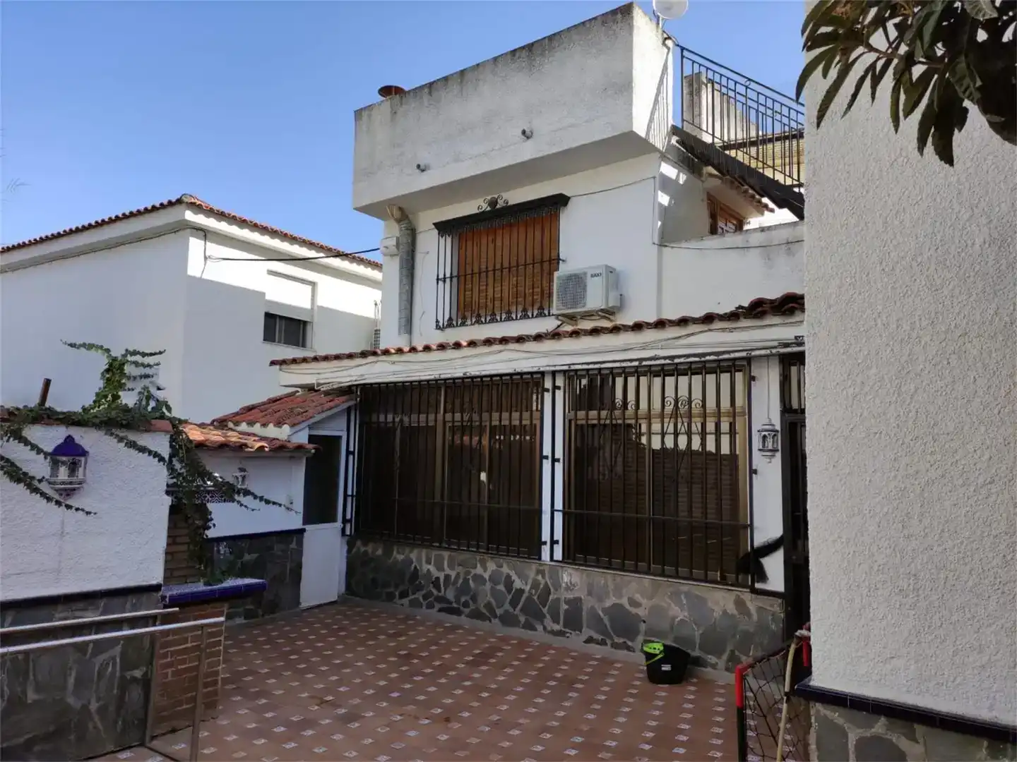 Vista exterior de Pis en venda en Ogíjares amb Aire condicionat, Jardí privat i Traster