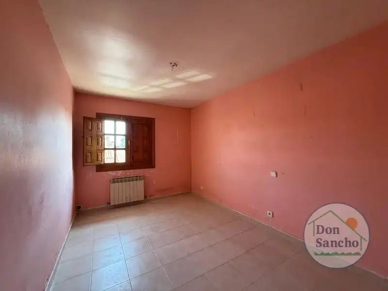 Sala d'estar de Casa adosada en venda en Mucientes amb Terrassa