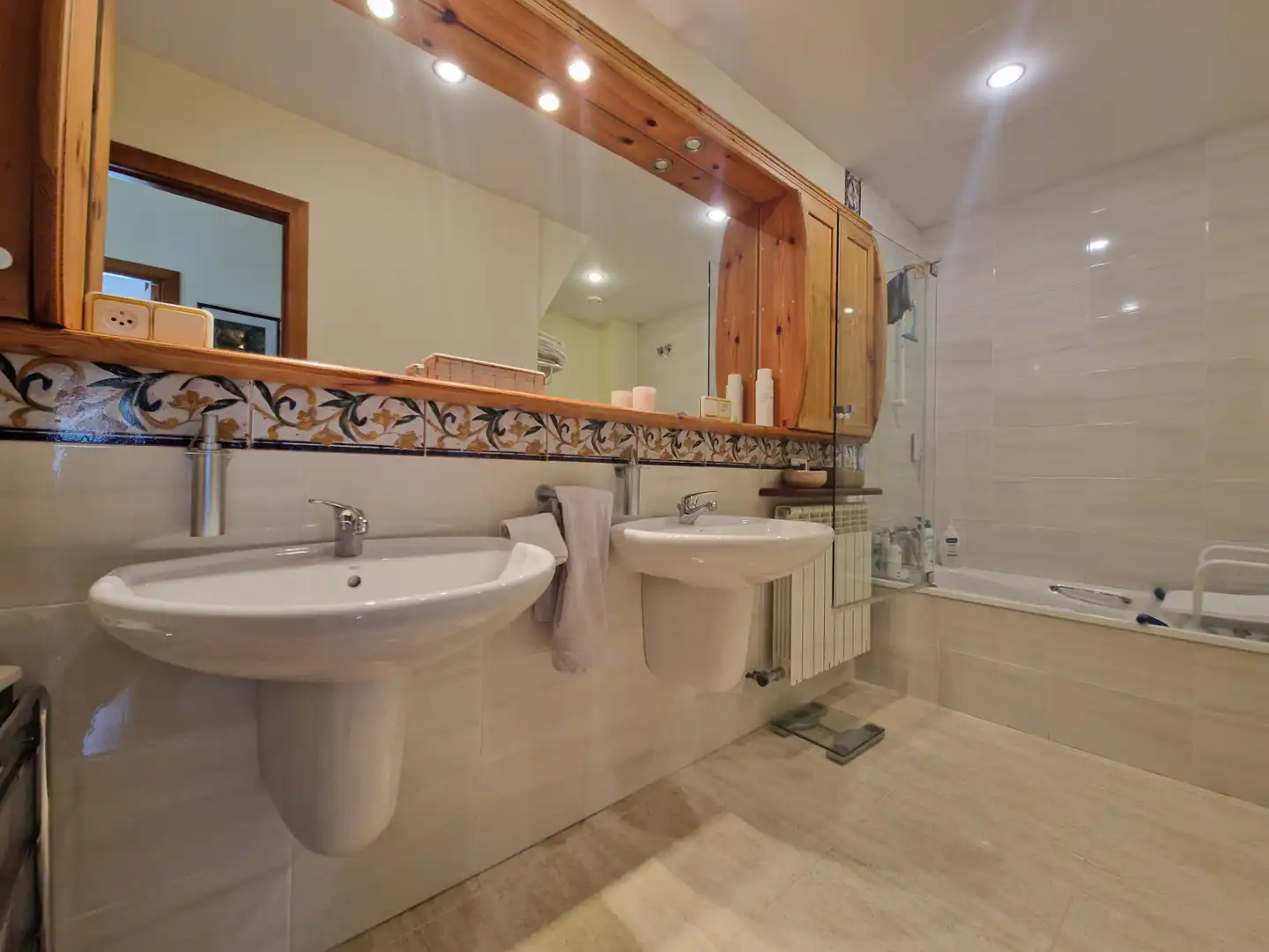 Baño de Casa adosada en venta en Olot con Aire acondicionado, Calefacción y Jardín privado