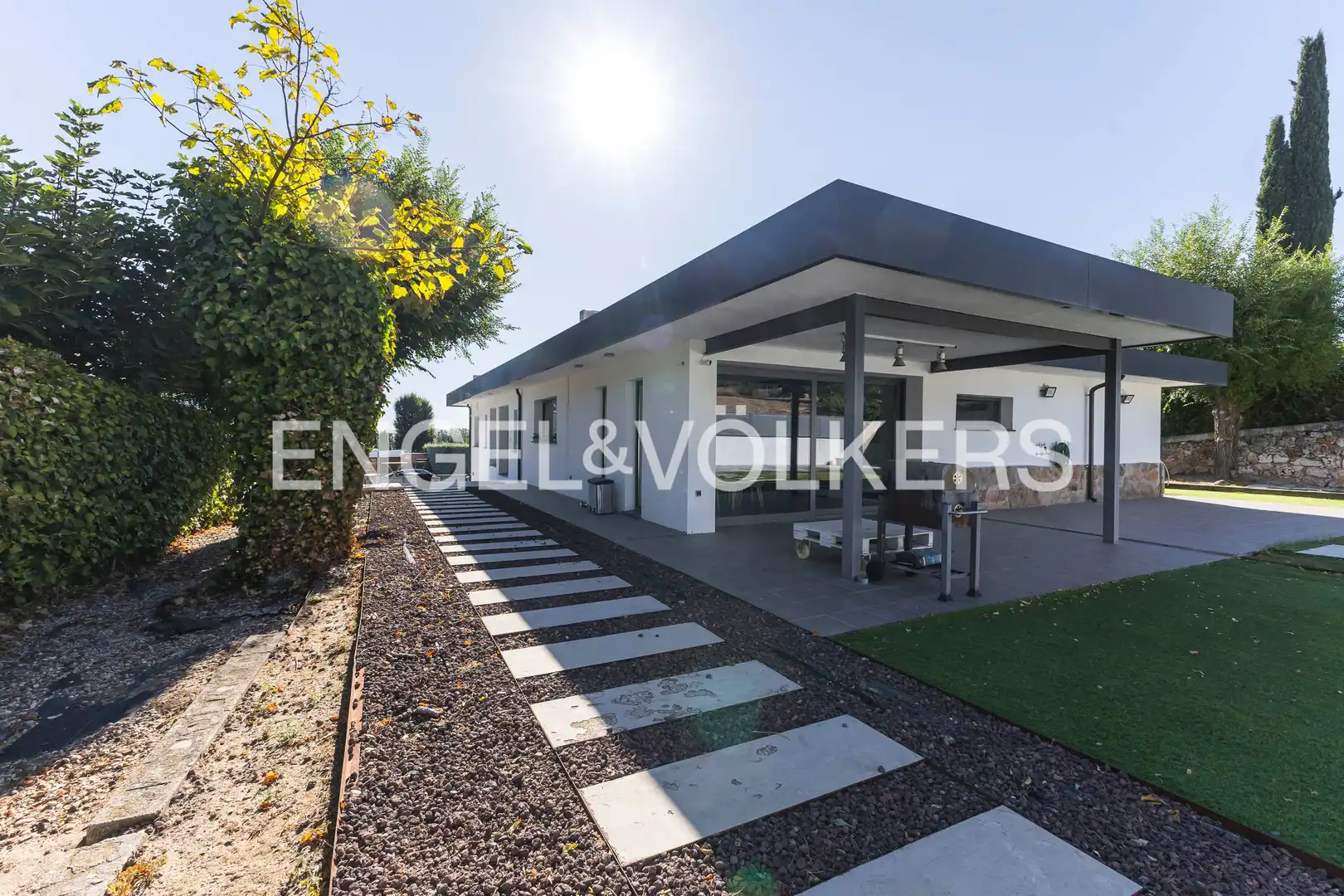 Vista exterior de Casa o chalet en venta en Paracuellos de Jarama con Aire acondicionado, Calefacción y Jardín privado