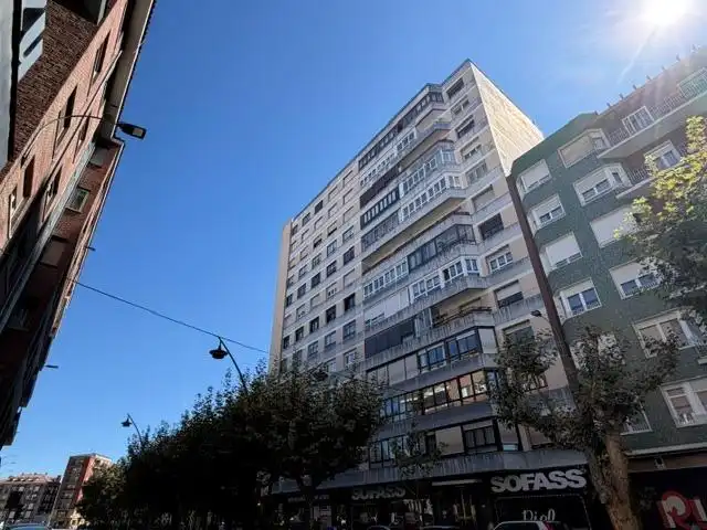 Vista exterior de Piso en venta en León Capital  con Calefacción