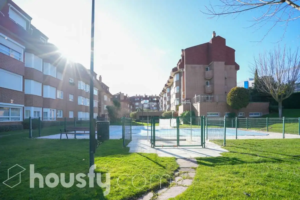Vista exterior de Planta baja en venta en Las Rozas de Madrid con Aire acondicionado, Calefacción y Jardín privado