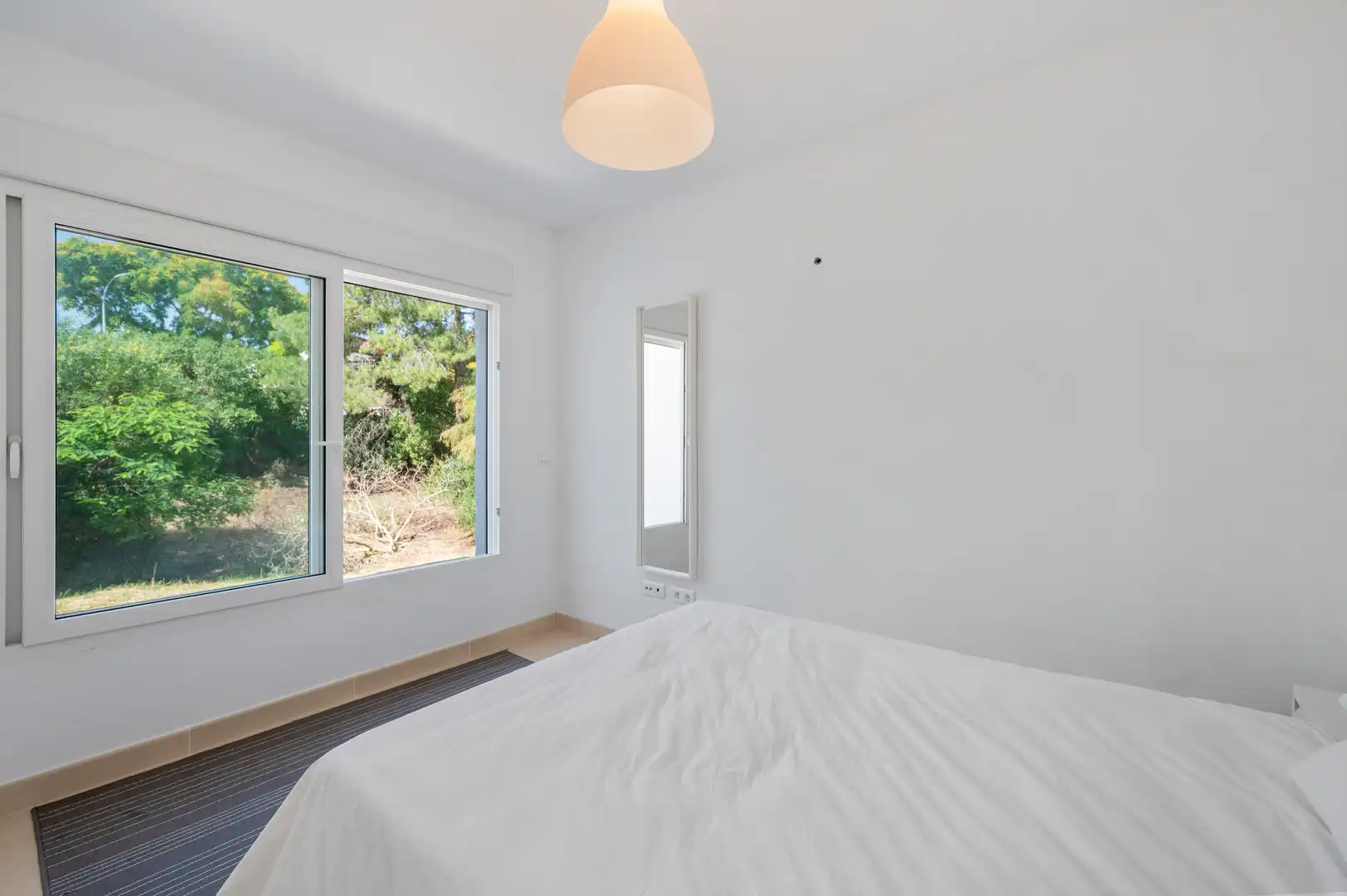 Dormitori de Casa o xalet en venda en Marbella amb Aire condicionat, Jardí privat i Terrassa