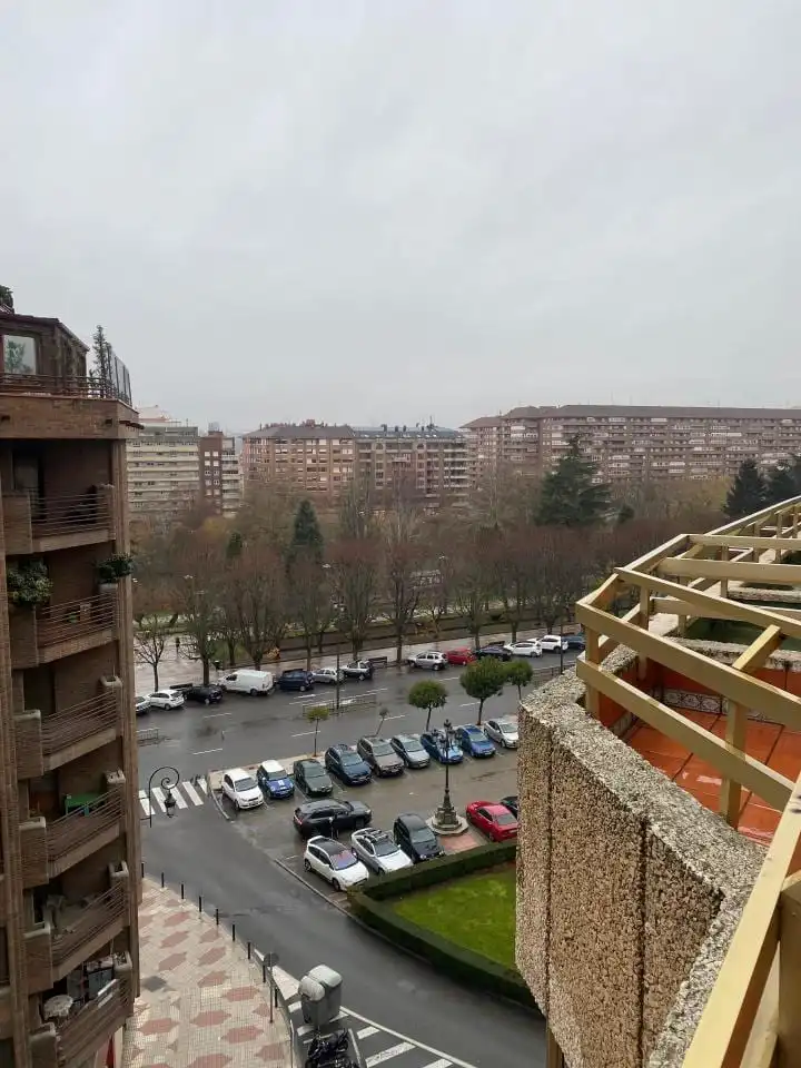 Vista exterior de Àtic en venda en León Capital  amb Calefacció, Parquet i Terrassa