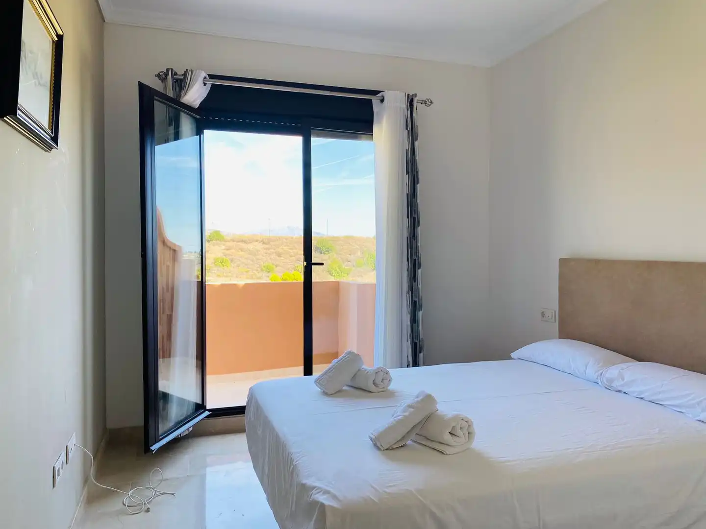Dormitori de Casa adosada de lloguer en Estepona amb Aire condicionat, Terrassa i Moblat
