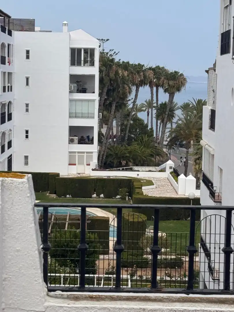 Vista exterior de Casa o xalet en venda en Roquetas de Mar amb Aire condicionat, Jardí privat i Terrassa