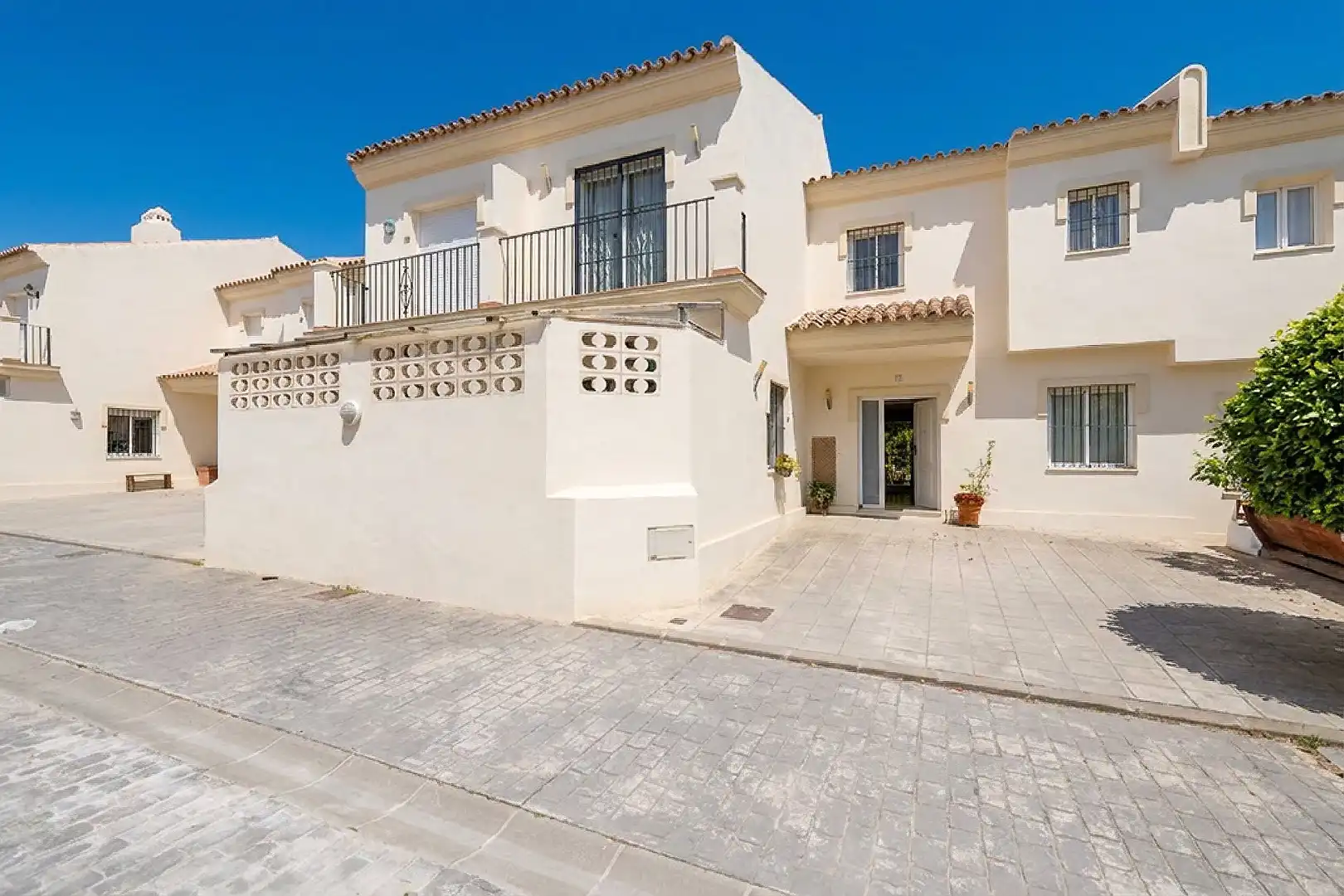 Vista exterior de Casa adosada en venta en Marbella con Aire acondicionado, Calefacción y Jardín privado