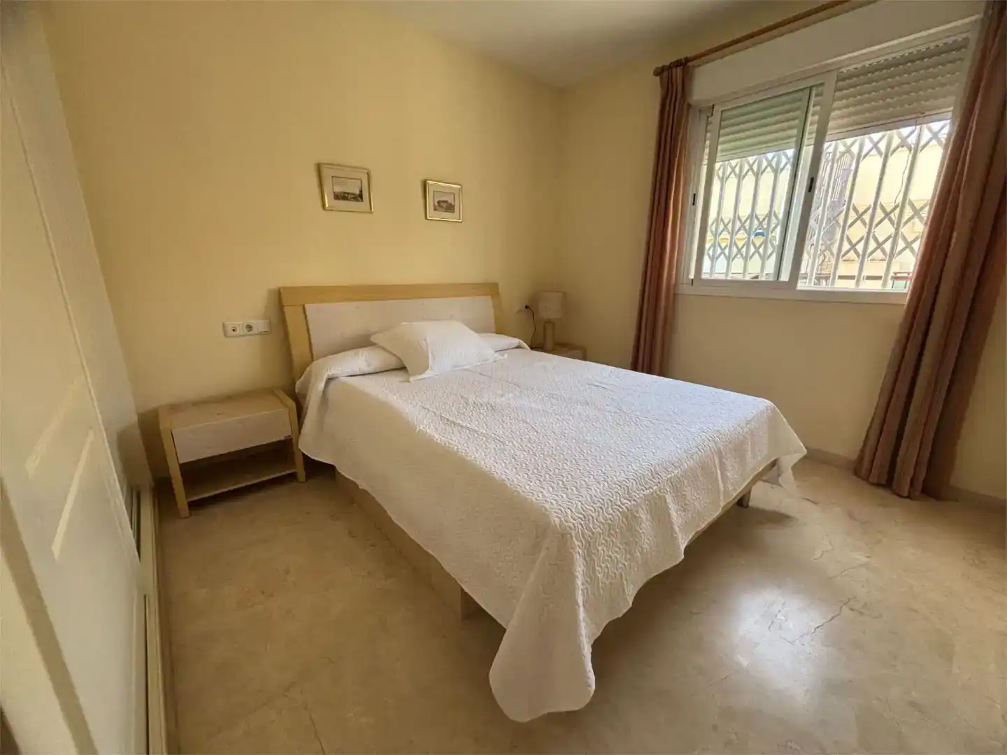 Schlafzimmer von Dachboden zur Miete in Estepona mit Klimaanlage und Balkon