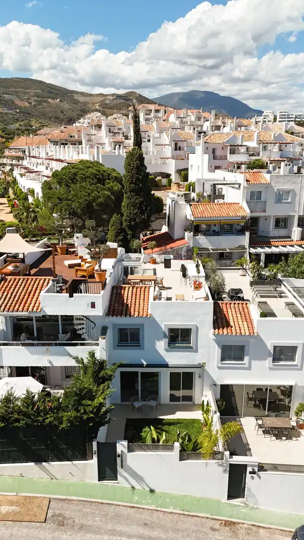 Außenansicht von Einfamilien-Reihenhaus zum Verkauf in Marbella mit Klimaanlage, Heizung und Privatgarten