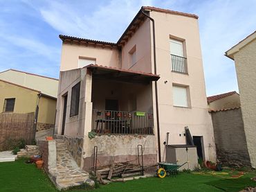 Casa aparellada amb jardí en venda a Calle Fuente 137