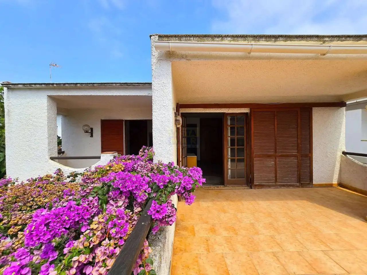 Vista exterior de Casa o xalet en venda en Vilanova i la Geltrú amb Jardí privat i Terrassa