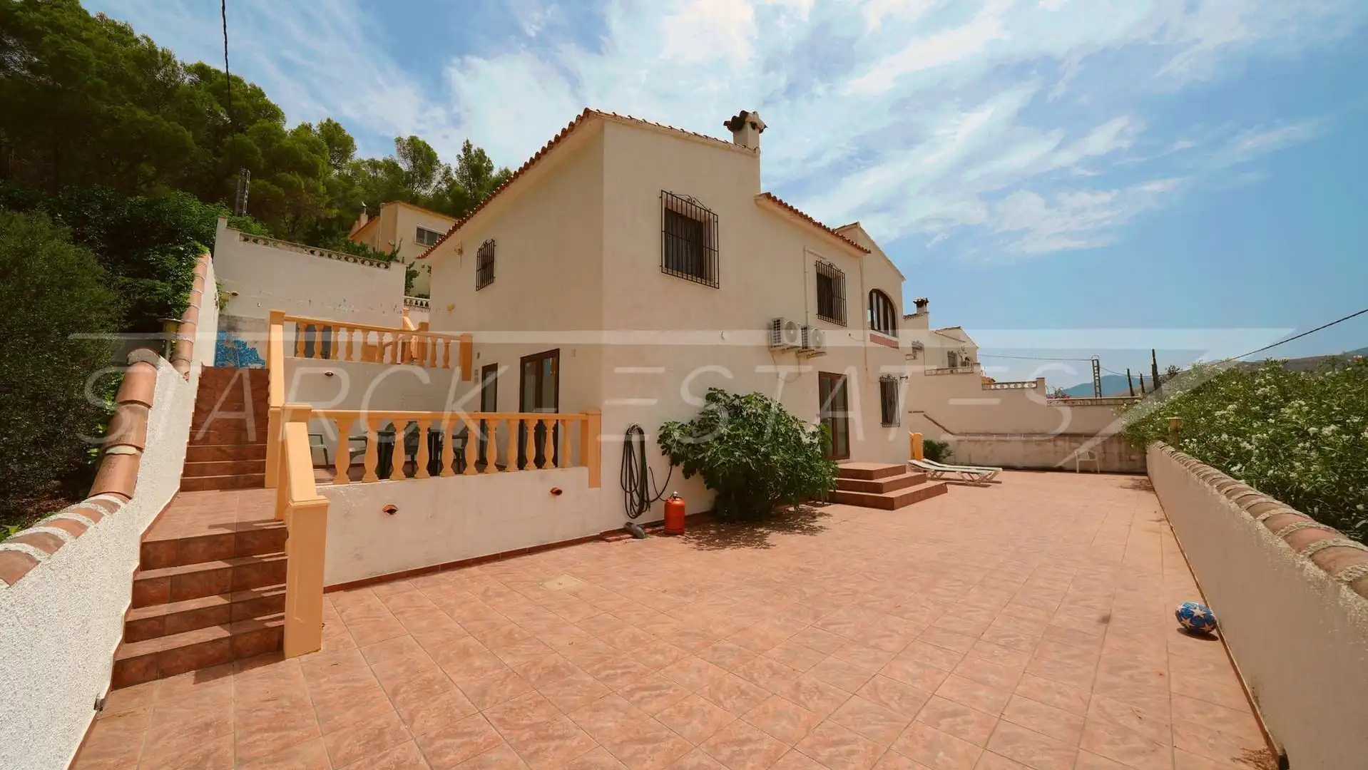Vista exterior de Casa o xalet en venda en L'Atzúbia amb Aire condicionat, Jardí privat i Piscina