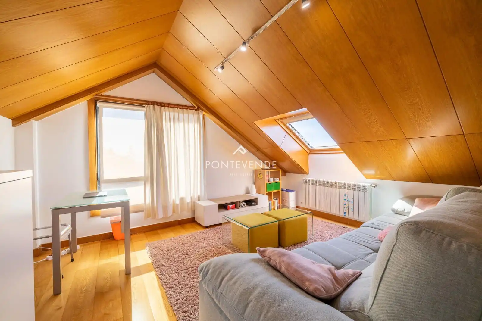 Sala d'estar de Casa o xalet en venda en Vigo  amb Calefacció, Jardí privat i Terrassa