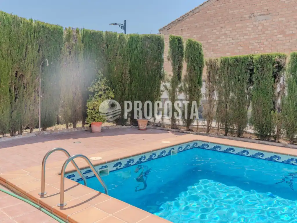 Piscina de Casa o xalet en venda en Fuente Vaqueros amb Aire condicionat, Jardí privat i Terrassa