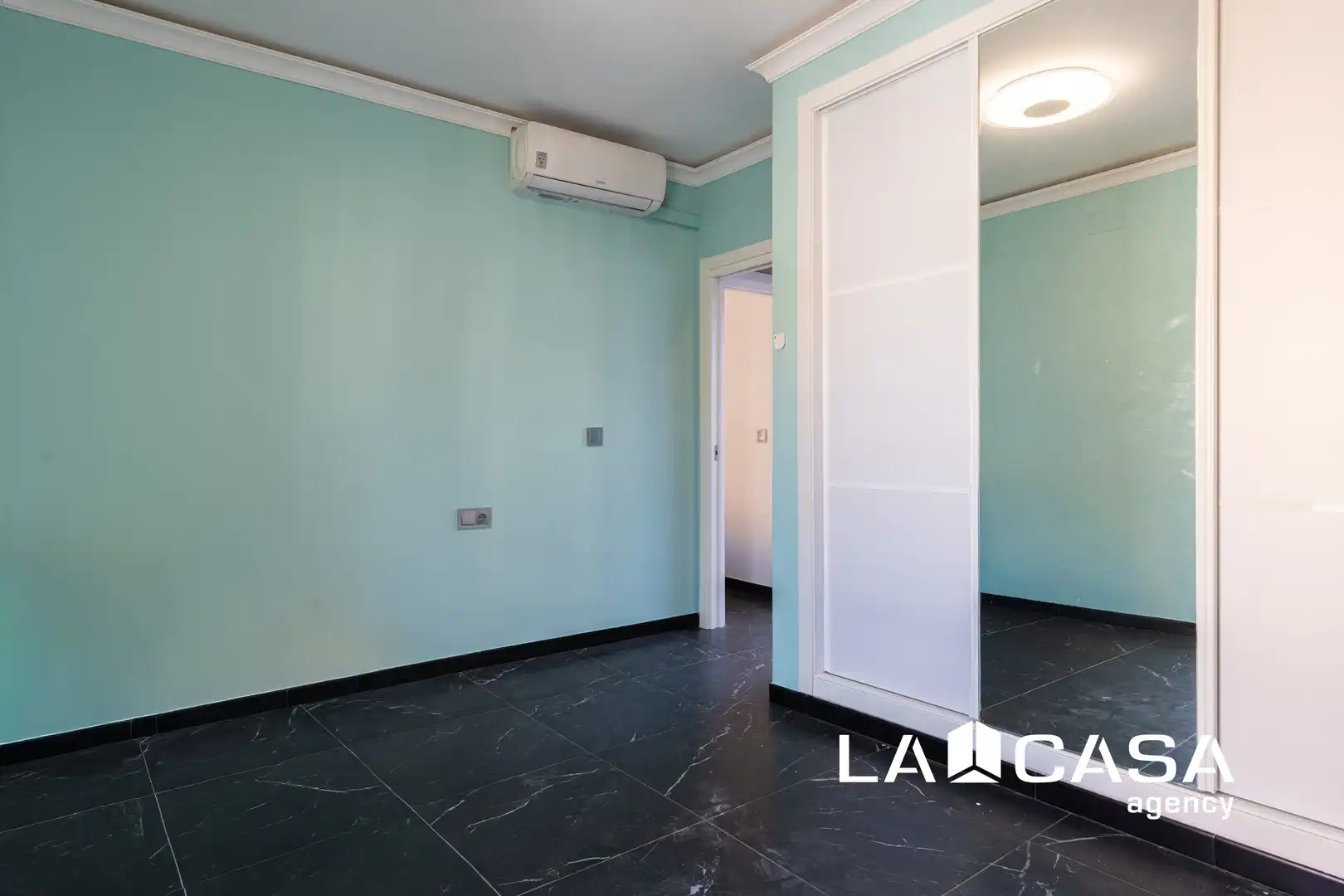 Houses for sale in Dos Hermanas  with Air Conditioner, Terrace and Storage room