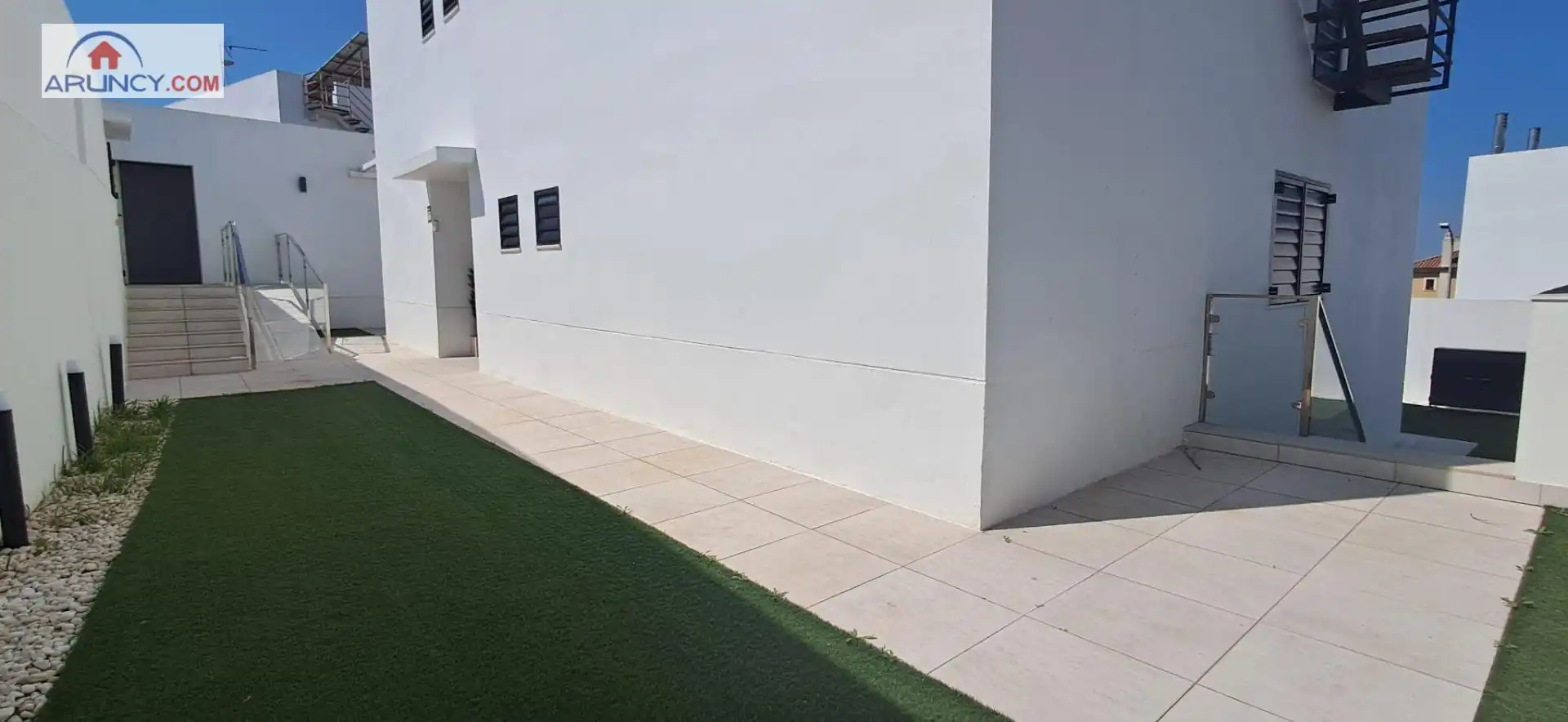 Vista exterior de Casa o xalet de lloguer en Montequinto amb Aire condicionat, Jardí privat i Traster