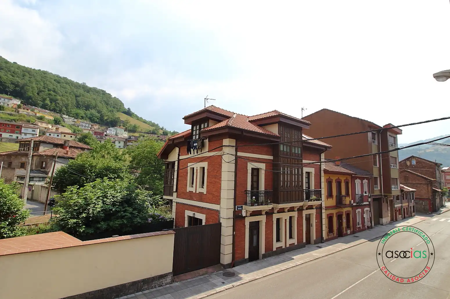 Vista exterior de Casa adosada en venda en Mieres (Asturias) amb Calefacció i Terrassa