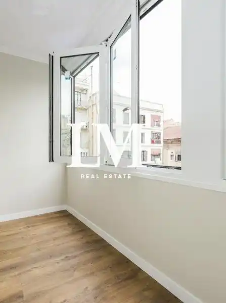 Dormitori de Apartament en venda en Barcelona amb Aire condicionat, Terrassa i Balcó