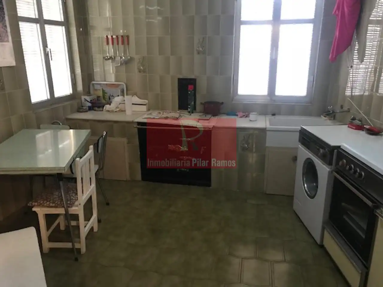 Cuina de Casa o xalet en venda en León Capital  amb Jardí privat