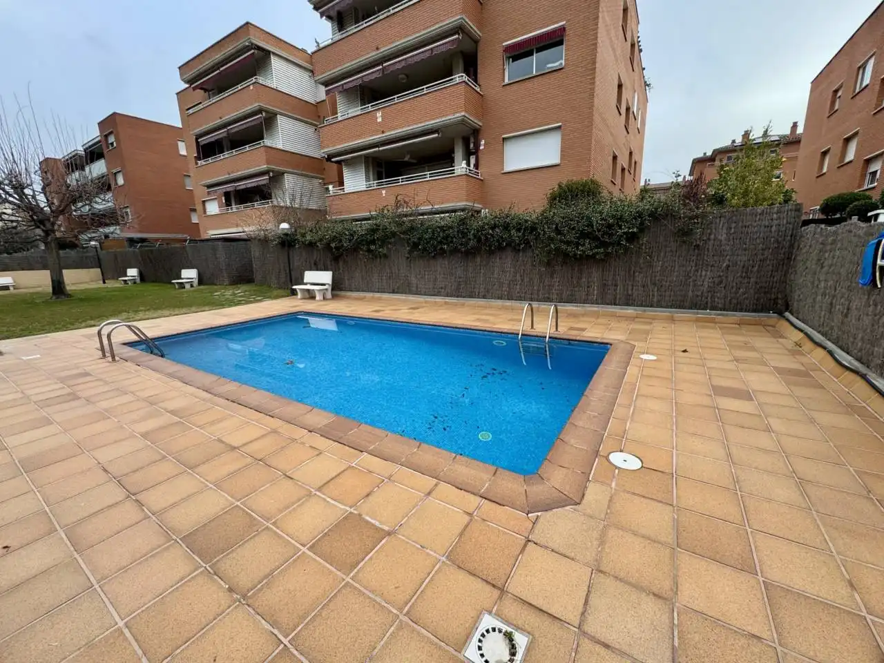 Piscina de Piso en venta en Cerdanyola del Vallès con Parquet, Terraza y Piscina comunitaria