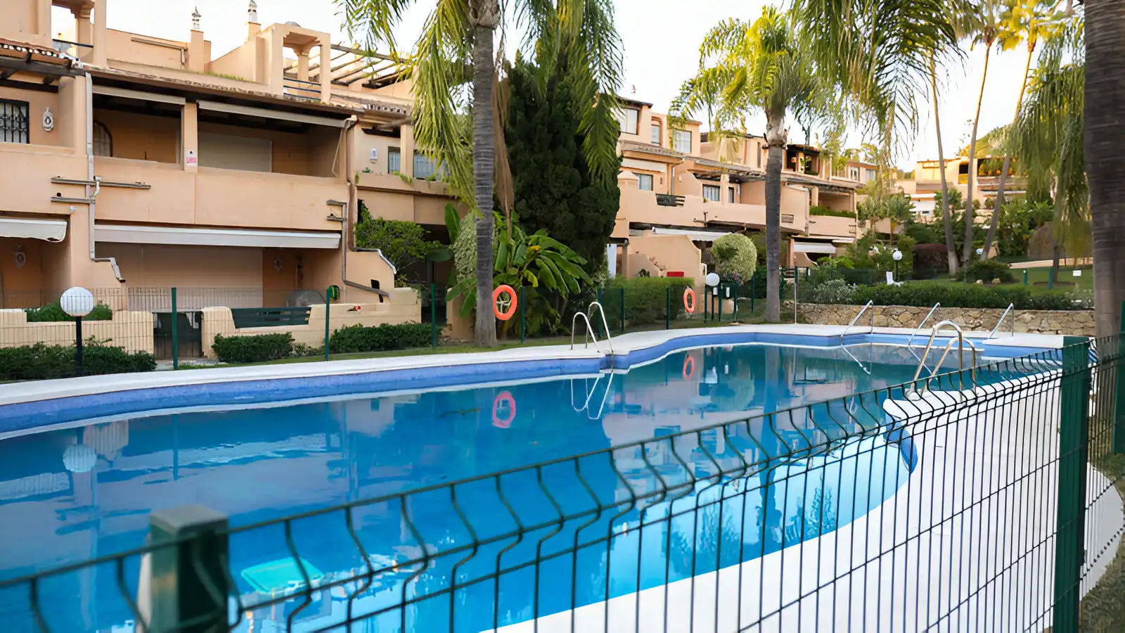 Piscina de Casa adosada en venta en Marbella con Aire acondicionado, Terraza y Piscina