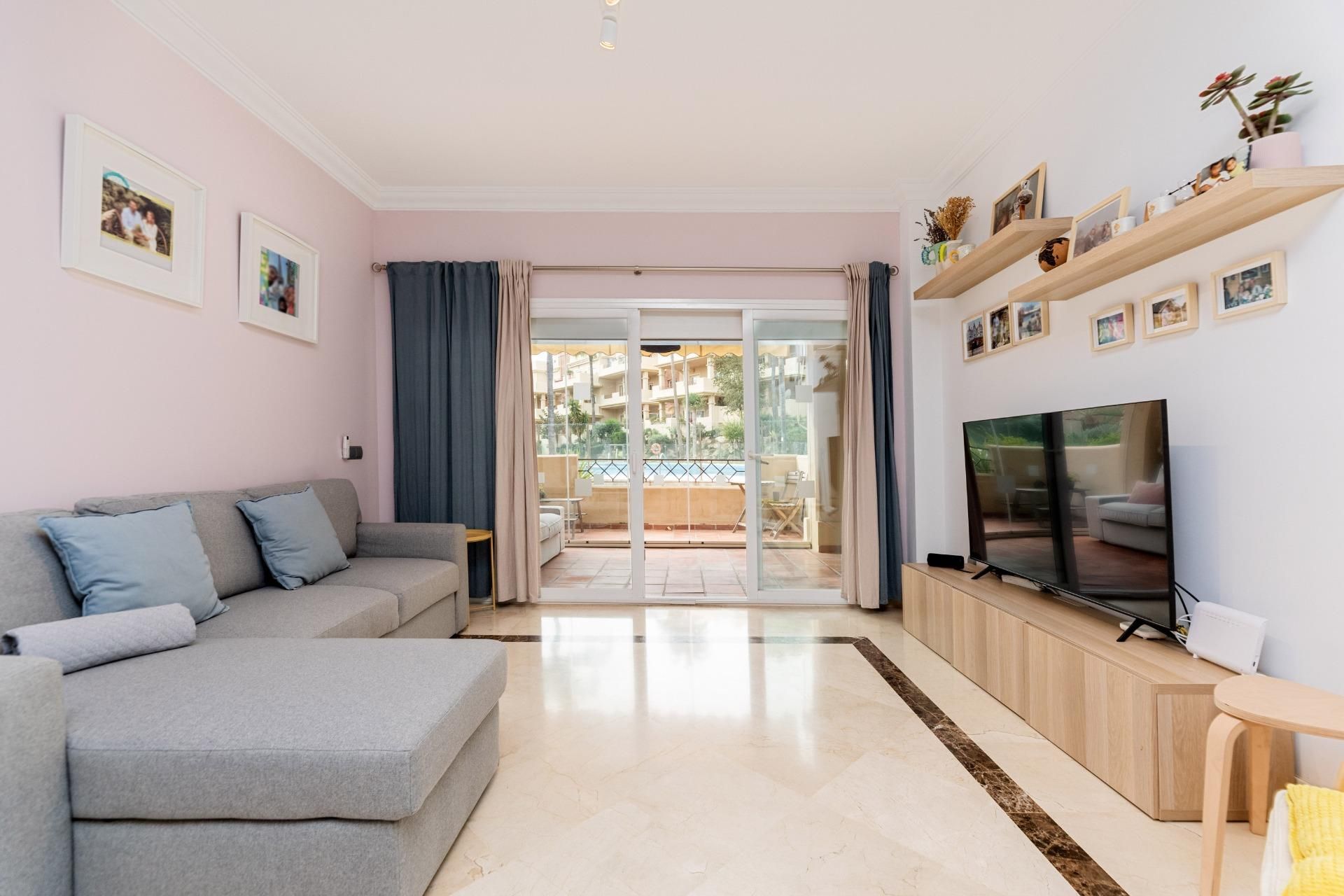 Sala d'estar de Planta baixa en venda en Benahavís amb Aire condicionat, Calefacció i Jardí privat