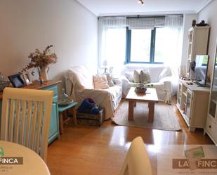 Sala d'estar de Pis en venda en Oviedo  amb Calefacció, Parquet i Moblat