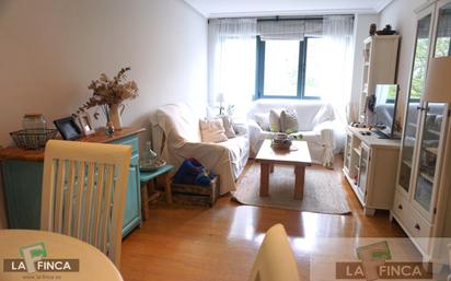 Living room of Flat for sale in Oviedo   with Heating, Parquet flooring and Furnished