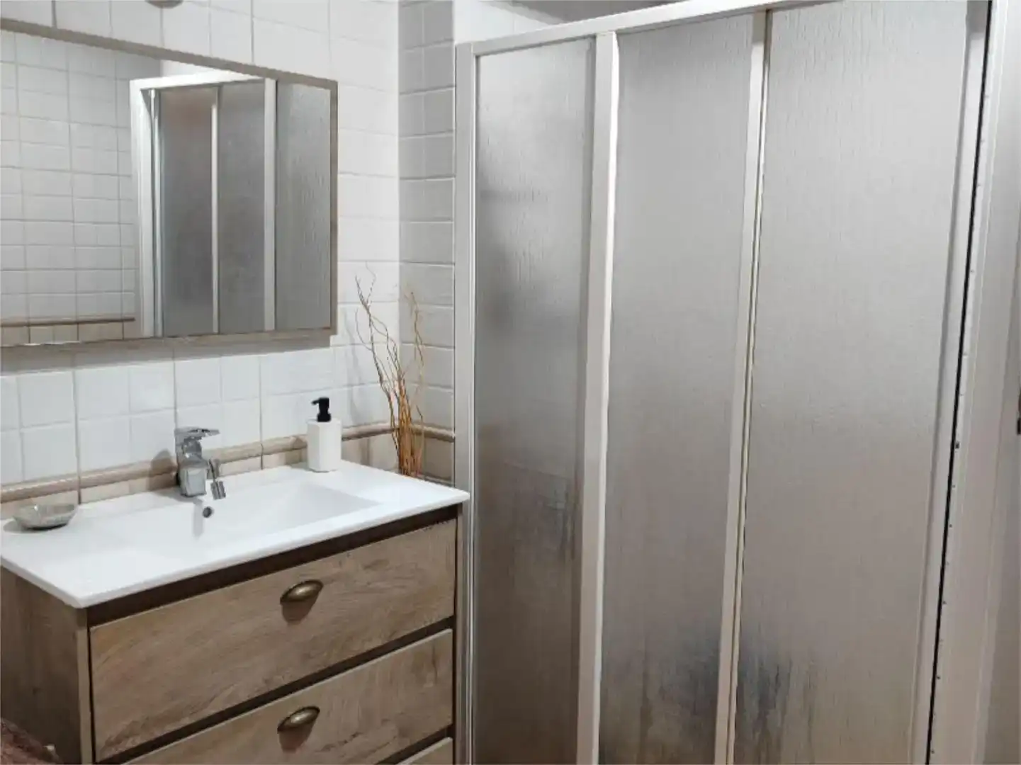 Baño de Piso en venta en Corbera d'Ebre con Horno, Lavadora y Microondas