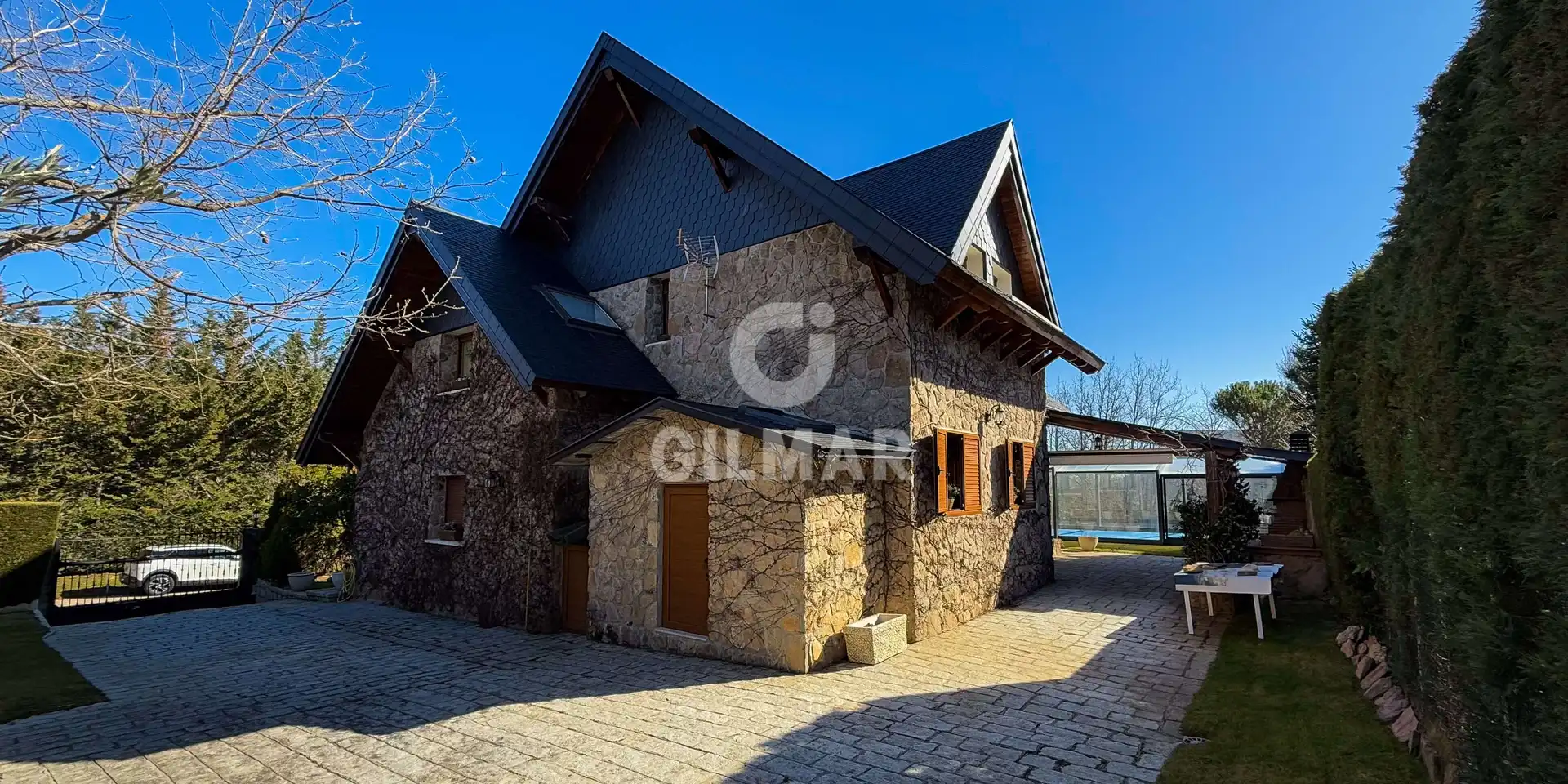 Vista exterior de Casa o xalet en venda en Navacerrada amb Calefacció, Jardí privat i Piscina