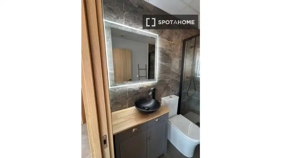 Baño de Apartamento para compartir en Madrid con Aire acondicionado, Calefacción y Terraza