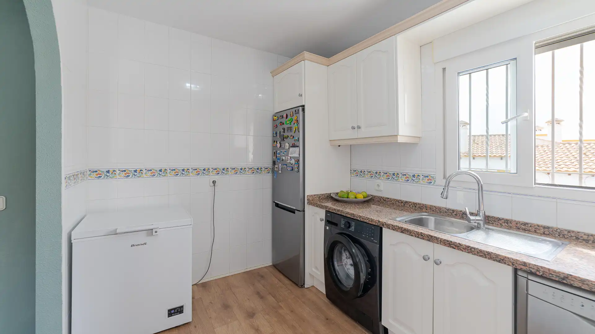 Cuina de Casa o xalet en venda en San Miguel de Salinas amb Aire condicionat, Jardí privat i Terrassa