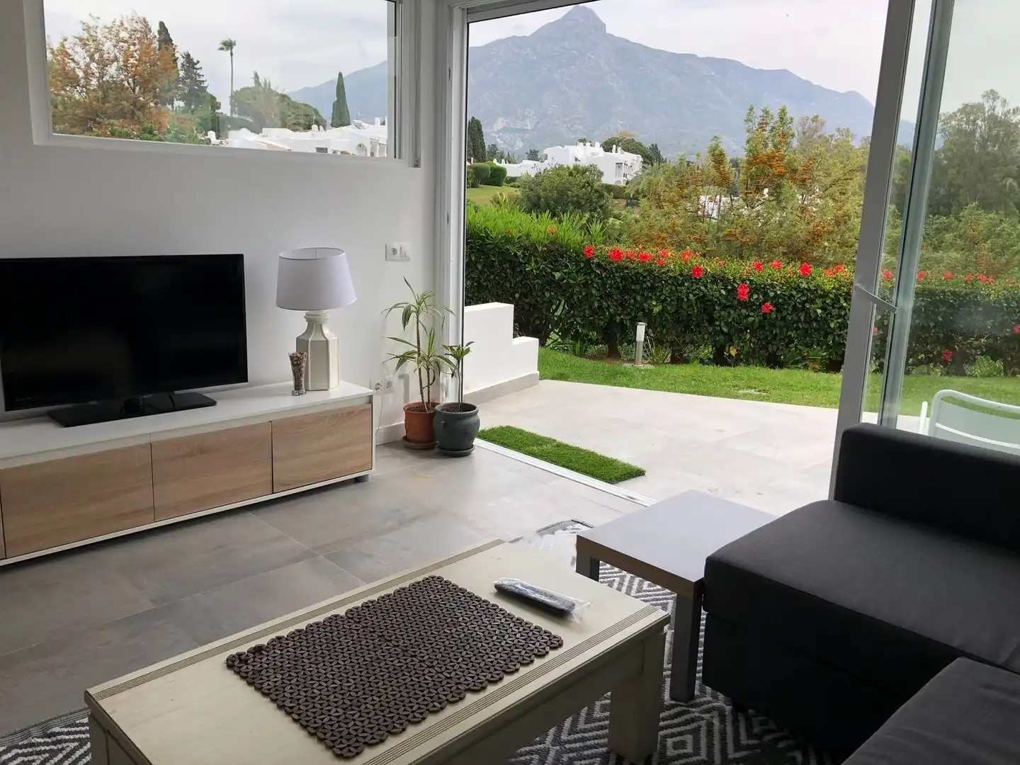 Terrasse von Wohnungen zur Miete in Marbella mit Klimaanlage, Schwimmbad und Möbliert