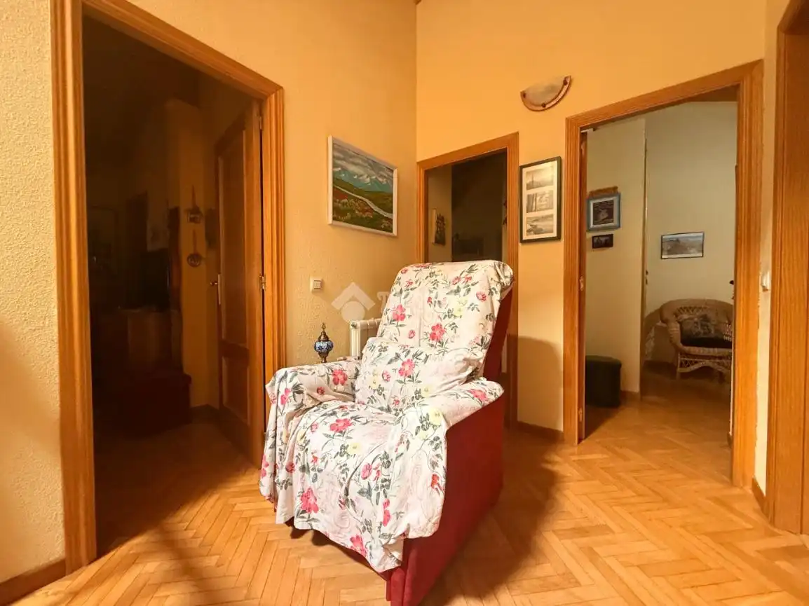 Wohnzimmer von Einfamilien-Reihenhaus zum Verkauf in Torrejón del Rey mit Klimaanlage, Heizung und Privatgarten
