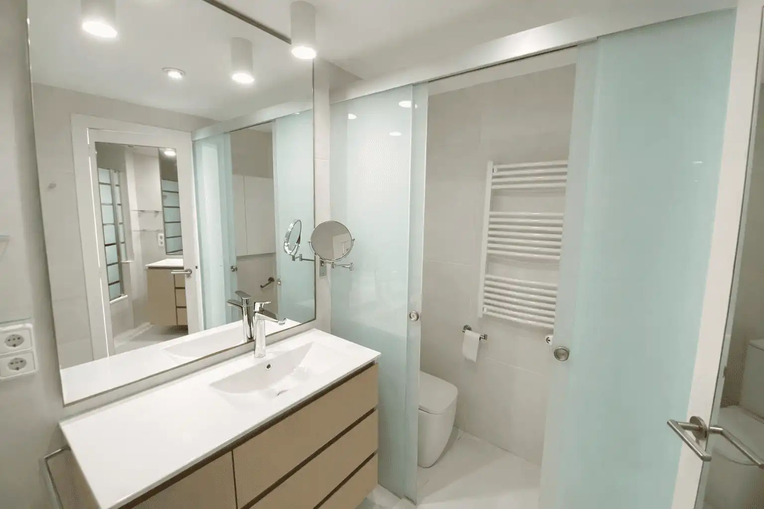 Badezimmer von Erdgeschoss zum Verkauf in Sant Pol de Mar mit Klimaanlage, Heizung und Terrasse