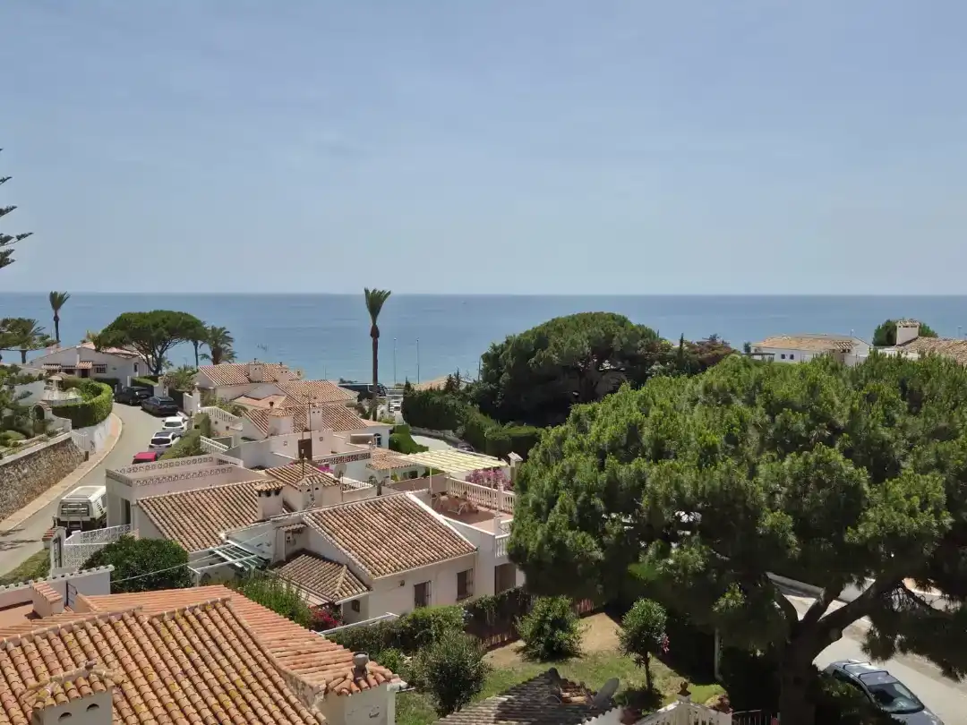 Außenansicht von Wohnungen zum Verkauf in Mijas mit Klimaanlage, Schwimmbad und Balkon