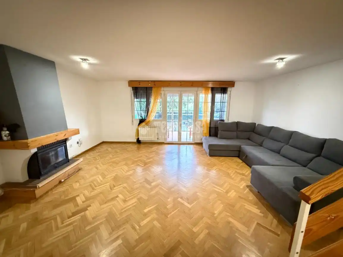 Wohnzimmer von Einfamilien-Reihenhaus zum Verkauf in Guadalajara mit Klimaanlage, Heizung und Privatgarten