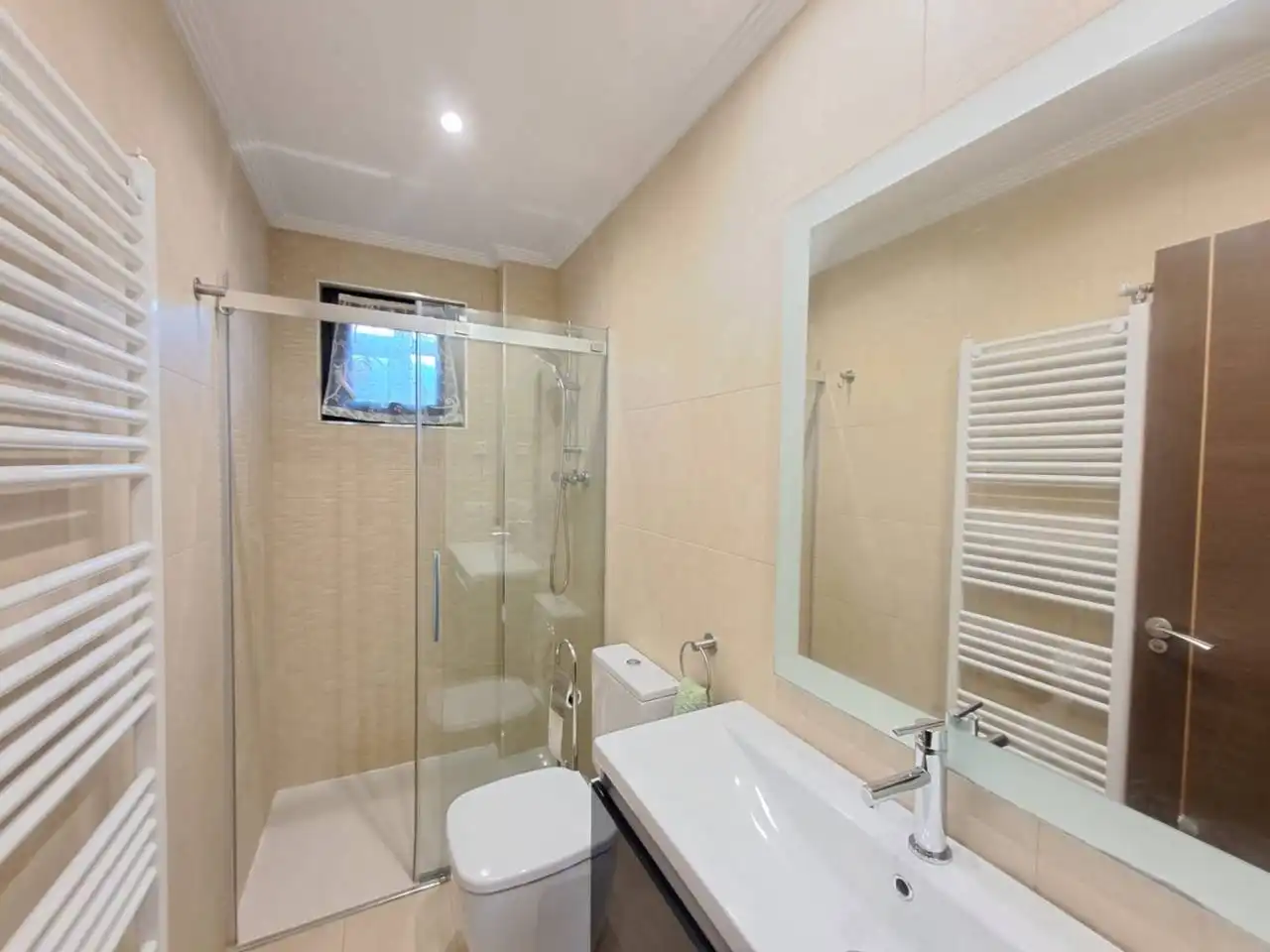 Baño de Casa adosada en venta en Castrillo del Val con Calefacción, Jardín privado y Parquet