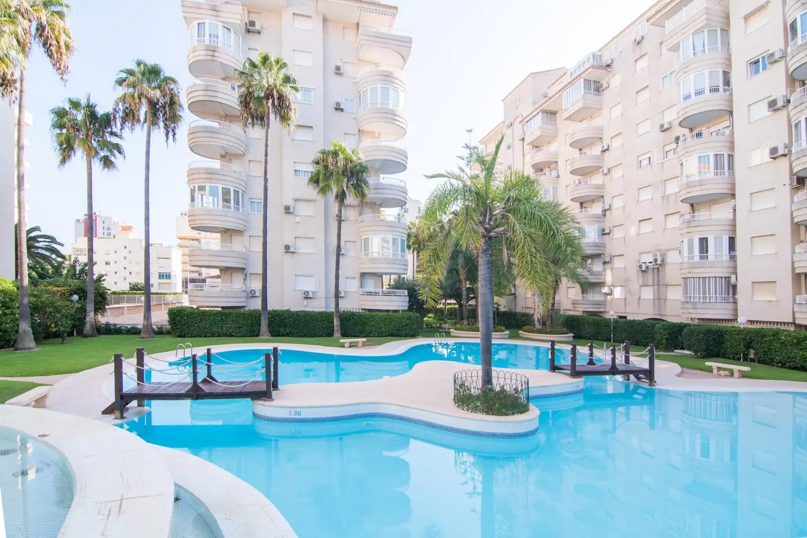 Schwimmbecken von Wohnungen zum Verkauf in Gandia mit Klimaanlage, Privatgarten und Terrasse