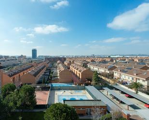 Vista exterior de Àtic en venda en Alcalá de Henares amb Aire condicionat, Terrassa i Balcó