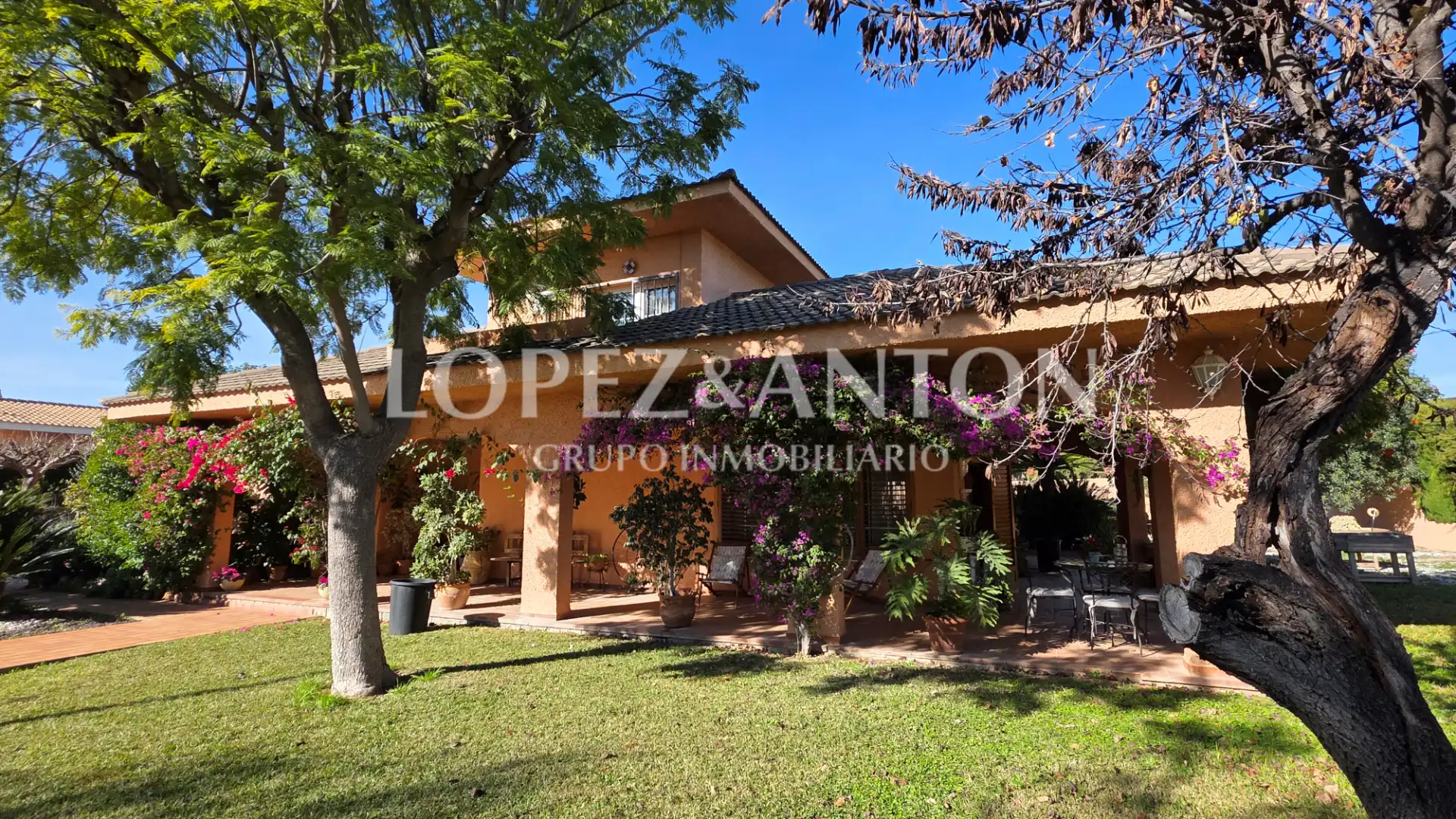 Vista exterior de Casa o xalet en venda en La Pobla de Vallbona amb Aire condicionat, Calefacció i Jardí privat