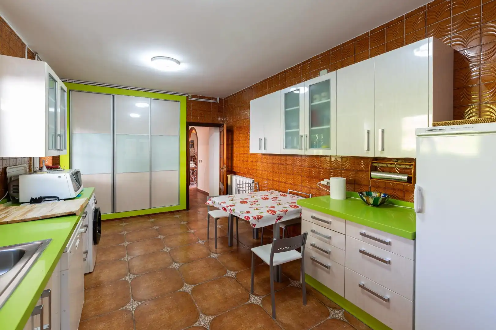 Cuina de Casa o xalet en venda en Tudela de Duero amb Calefacció, Jardí privat i Terrassa