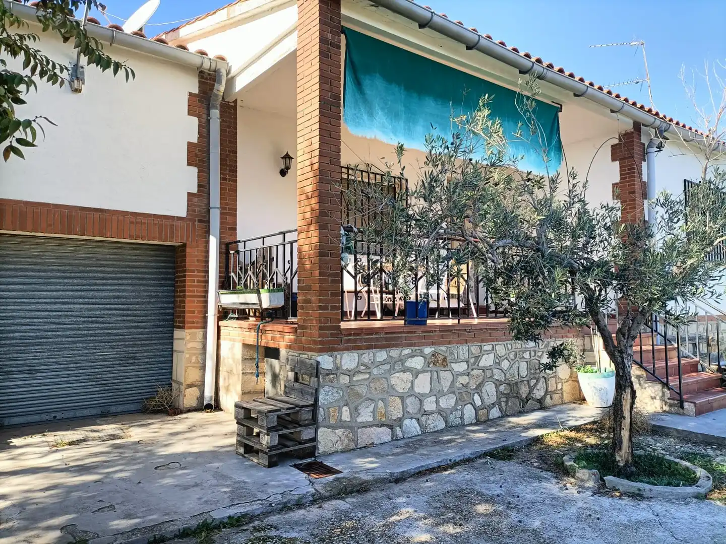 Vista exterior de Casa o chalet en venta en Manzaneque con Aire acondicionado, Calefacción y Amueblado