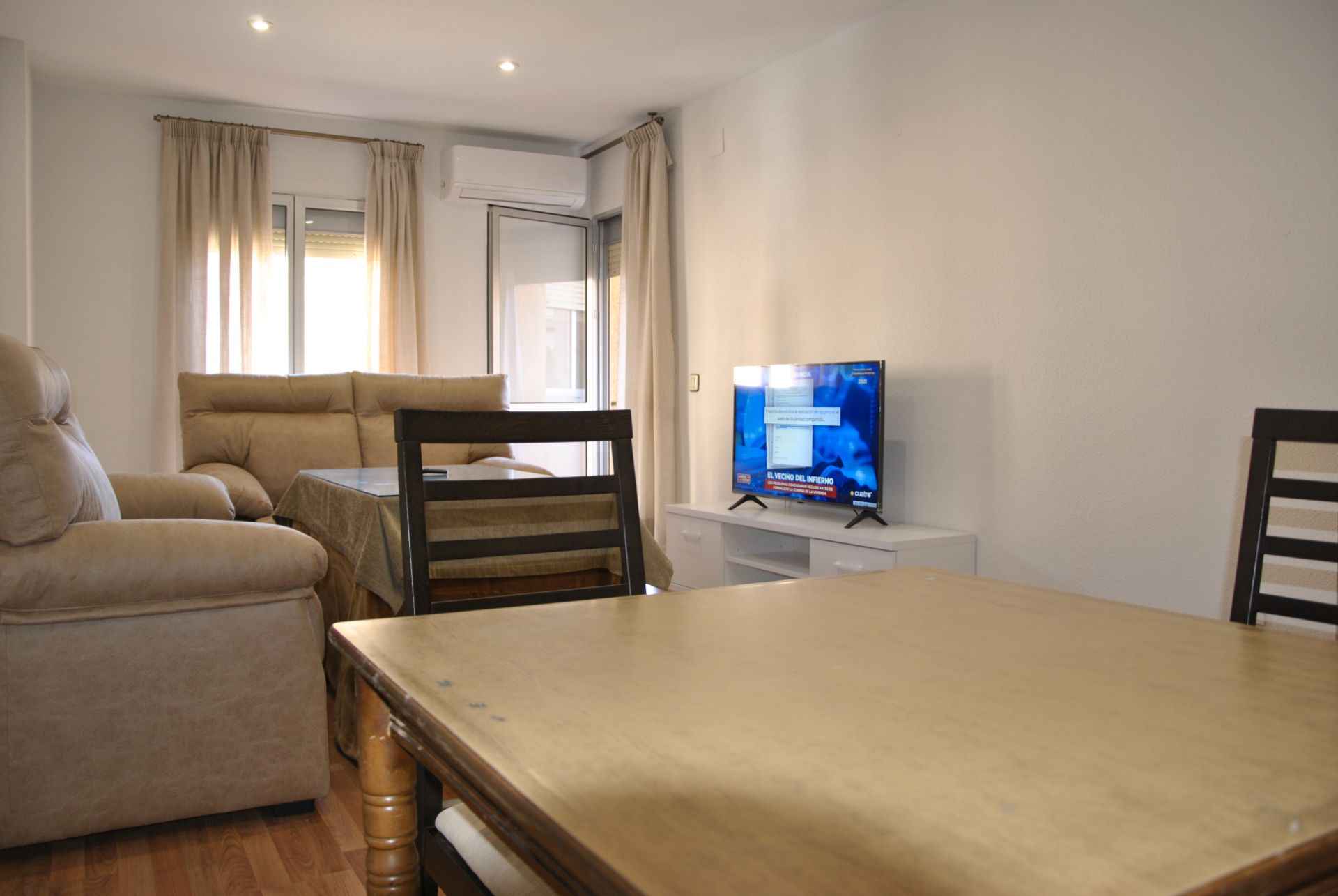 Living room of Flat to rent in Plasencia  with Air Conditioner, Heating and Parquet flooring