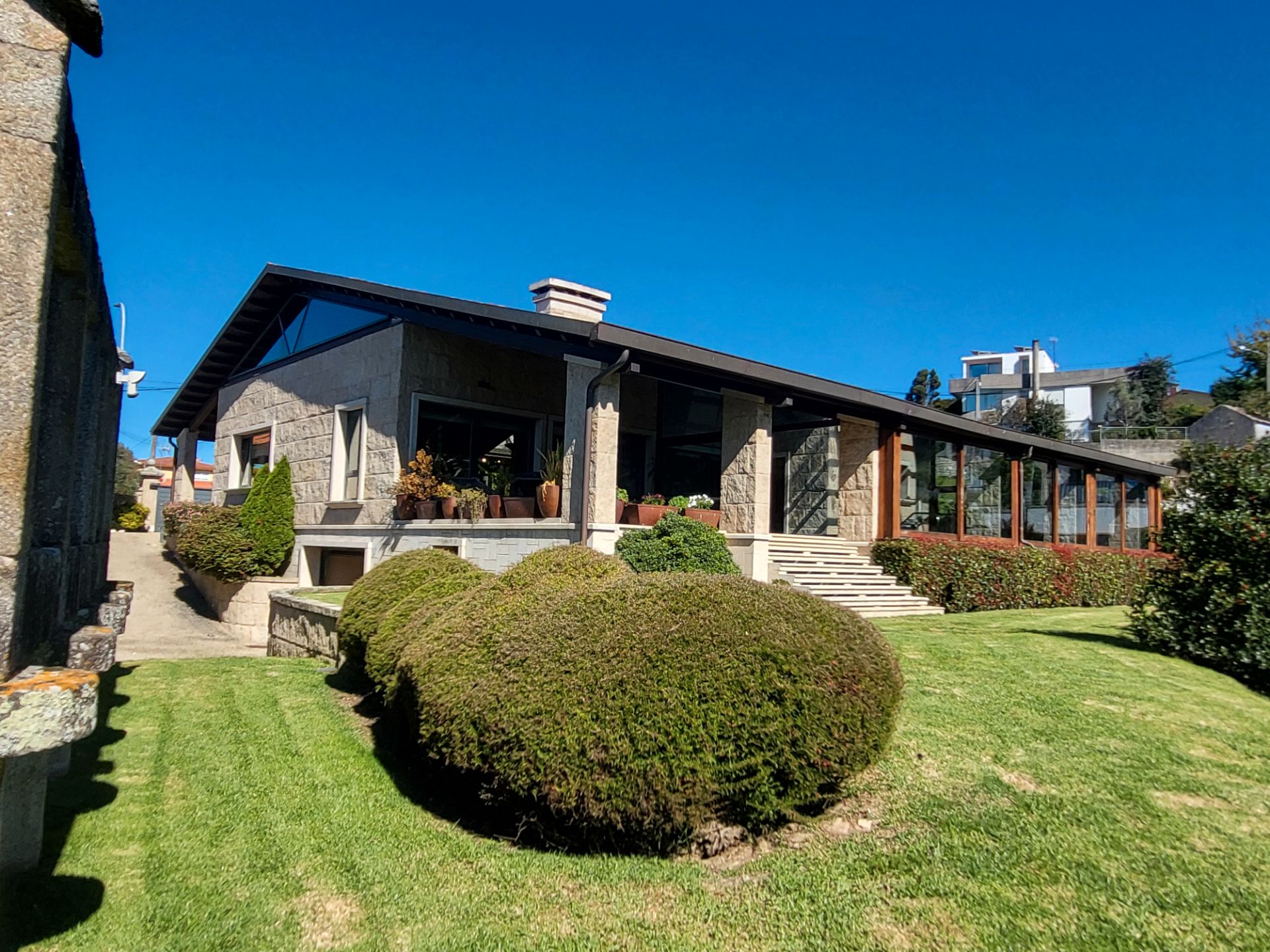 Vista exterior de Casa o xalet en venda en Nigrán amb Aire condicionat, Calefacció i Jardí privat