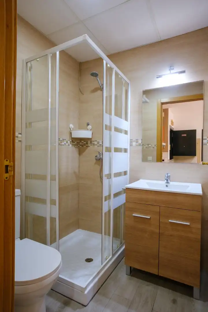 Bany de Apartament de lloguer en Sevilla amb Aire condicionat, Jardí privat i Moblat