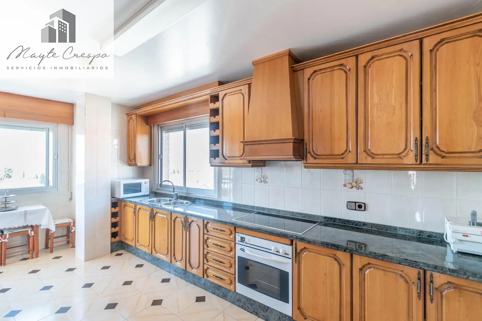 Cocina de Casa adosada en venta en Jun con Terraza, Amueblado y Alarma